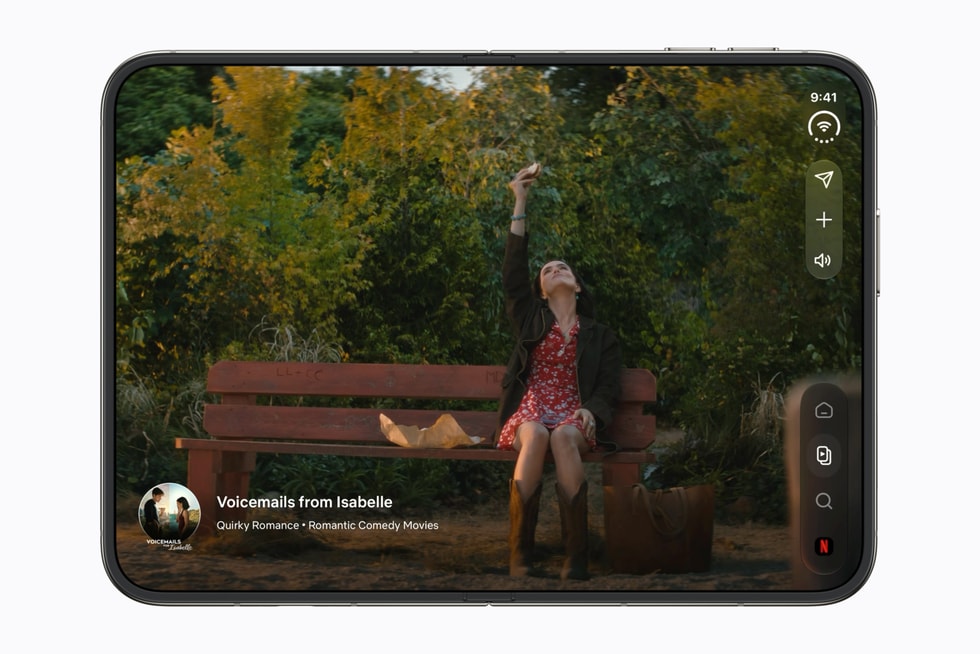 iPhone Duo abierto reproduciendo contenido de Netflix en la pantalla interior.